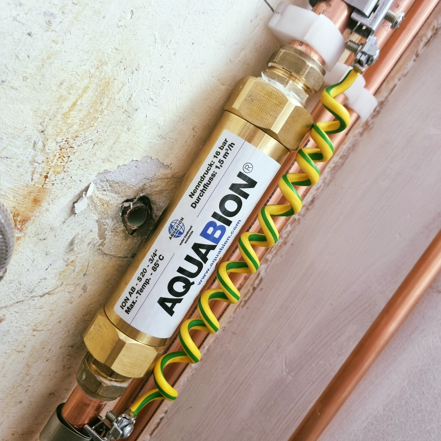 Plombier professionnel installant un système